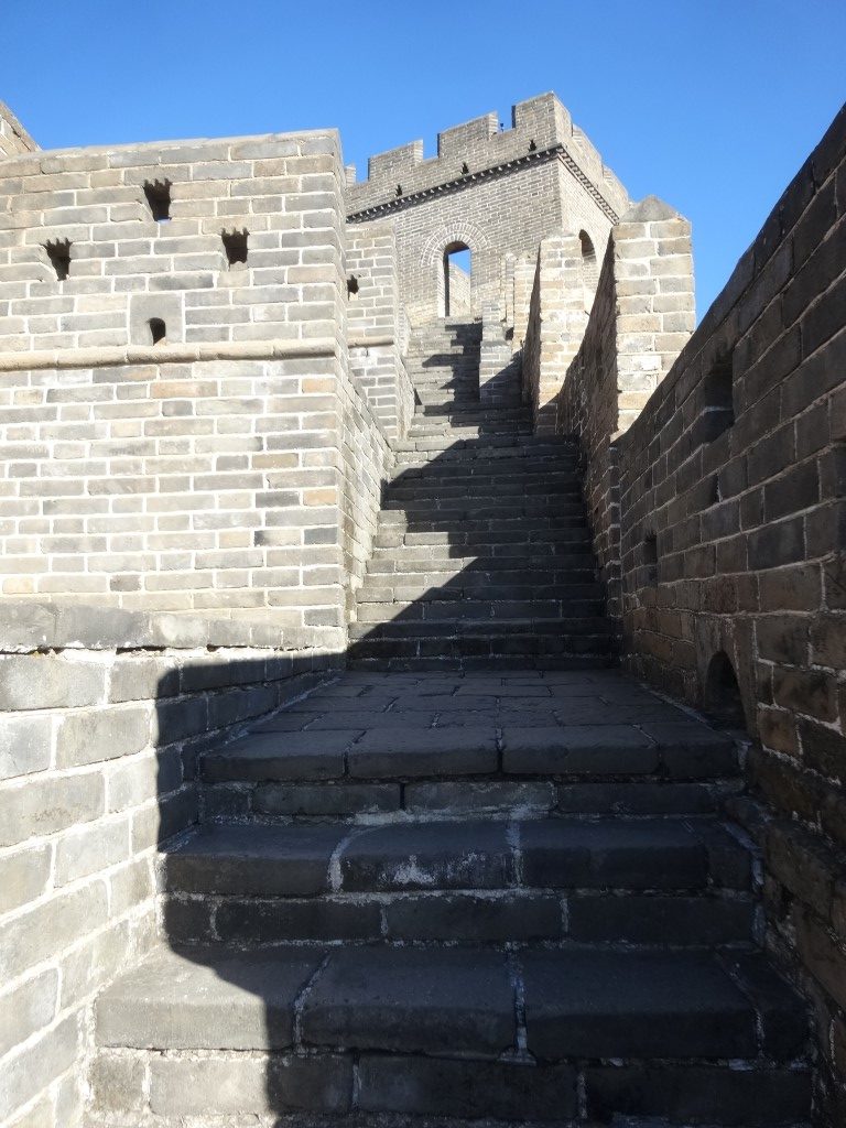 Les escaliers (très) irréguliers sur la muraille restaurée à Jinshanling