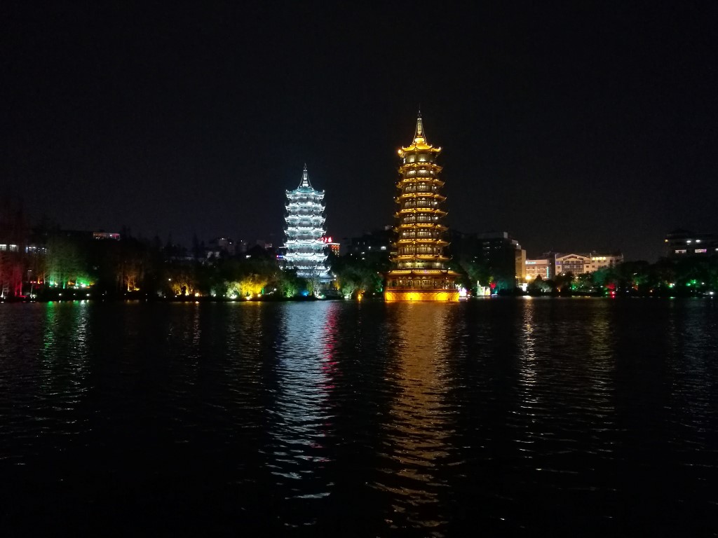 Les tours du soleil et de la lune sur le lac de Guilin