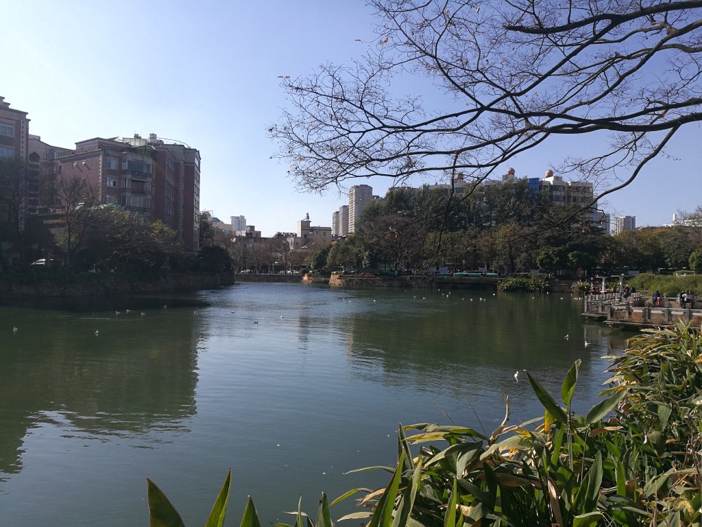 Une étendue d'eau dans un des parcs de Kunming